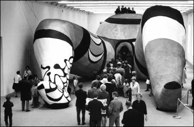 Dans quelle ville présente-t-elle en 1966 une Nana monumentale dans laquelle les visiteurs sont invités à à entrer ?