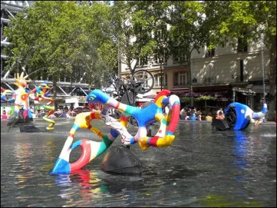 Avec son mari, elle réalise à Paris la fontaine Stravinsky en 1983. Où se situe-t-elle exactement ?