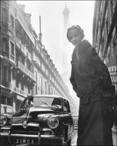 Comment se fait-elle connaître au départ ?