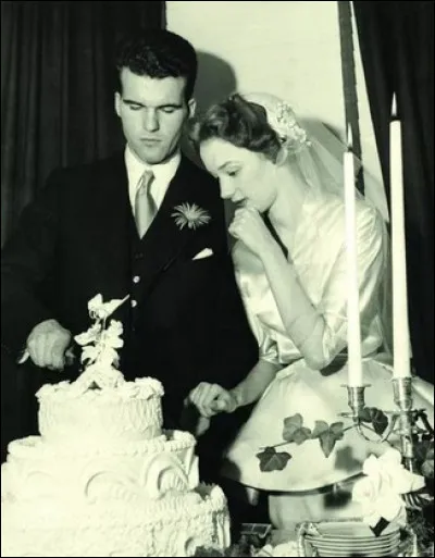 Elle se marie avec le poète américain Harry Mathews à l'âge de...