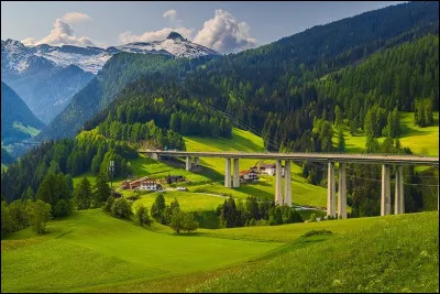 En partant d'Autriche, quel pays rejoint-on en empruntant le col du Brenner ?