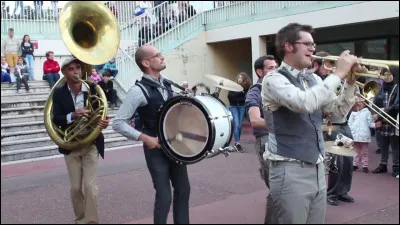Une fanfare passe dans ta rue :