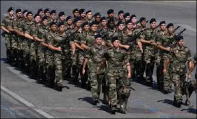 Dans le langage militaire, que désigne le mess ?