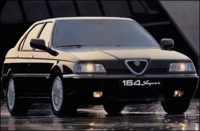 Quel est ce modèle de 1988 du constructeur Alfa Roméo ?