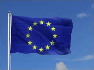 En quelle année le drapeau européen comportant 12 étoiles a-t-il été adopté ?