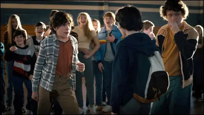 Qu'est-ce que Onze fait faire à Troy, le garçon qui embête Mike, Lucas et Dustin ?