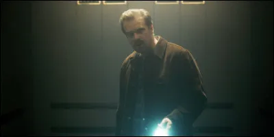 Qu'apprend-on au sujet de la fille de Hopper, lorsqu'il est dans le Monde à l'Envers ?