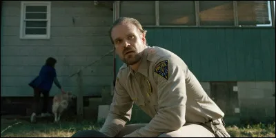 Qu'est-ce que Hopper découvre au sujet du laboratoire d'Hawkins ?