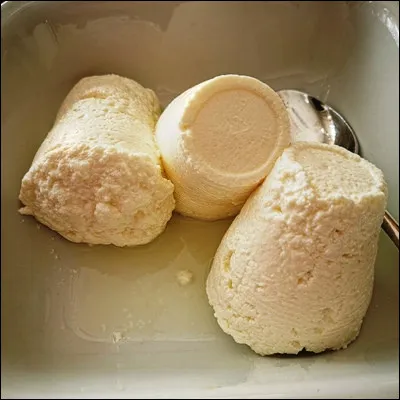 Quel fromage italien, fabriqué à la base au Piémont et en Lombardie et produit désormais dans tout le pays, est à base de lait de brebis quand il vient du Latium et à base de lait de bufflonne quand il vient des Pouilles ?