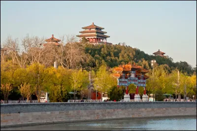 Dans quelle ville se trouve le parc Jingshan, également appelé Colline du Charbon ?