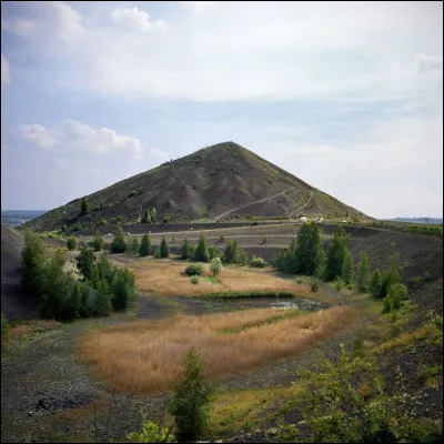 Comment est appelée la colline artificielle formée par accumulation de résidus de mines de charbon ?