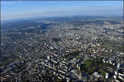 La ville et sa banlieue forment une ...