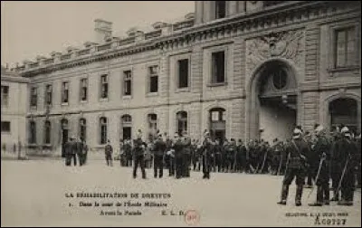 Quel président de la République a gracié Alfred Dreyfus au début de son mandat en 1899 et a vu sa réhabilitation peu après la fin de sa présidence en 1906 ?