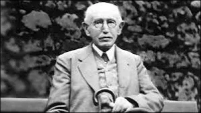 Après sa réhabilitation par la Cour de cassation, comment est-il traité par l'armée ?