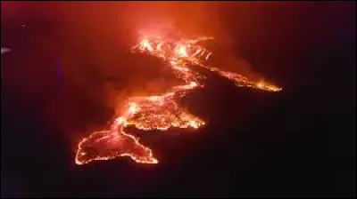 Comment appelle-t-on la roche en fusion éjectée par les volcans lors d'une éruption ?