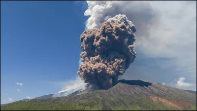 Quel est ce volcan situé en Sicile, plus haut d'Europe et considéré comme un des volcans les plus actifs du monde ?