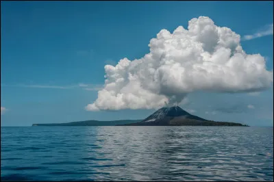 En 1883, quel volcan indonésien est entré en une éruption dévastatrice ?