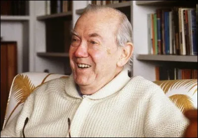 Qui est cet écrivain britannique, auteur du roman ''Voyages avec ma tante'' ?