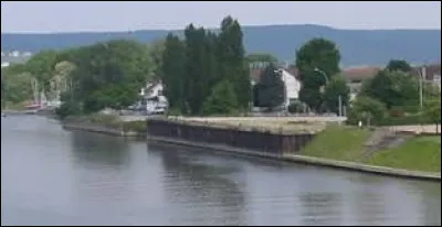 Quel cours d'eau traverse le nord du département d'est en ouest ?