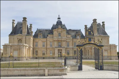 Quelle est cette ville de 22 000 habitants, située dans le nord-est du département, connue pour son château construit par Mansart au XVIIe siècle ?