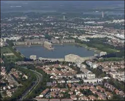 Quelle est cette ville nouvelle, créée en 1972 sur onze communes, à 20 km au sud-ouest de Paris ?