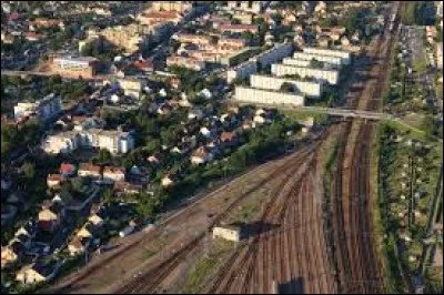 Quelle est cette ville de 34 000 habitants, située au sud-ouest de Versailles, ancien grand centre ferroviaire ?