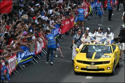 Quel est le nom de cette manifestation se déroulant en ville à la veille de la course depuis 1995 ?