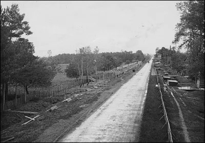 Quelle particularité caractérise la ligne droite des Hunaudières en 1933 qui sera appliquée aux routes nationales ?