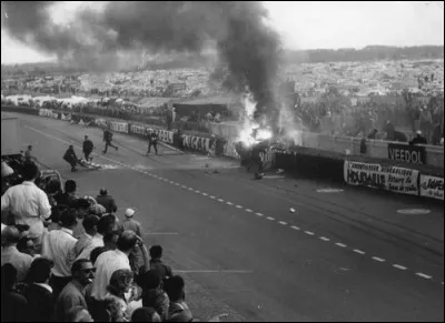 En quelle année la pire tragédie se déroula-t-elle dans la ligne droite des stands avec une voiture qui fonce dans la foule ?