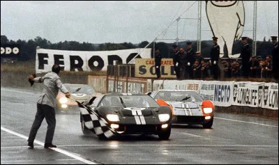 En quelle année Ford signe-t-elle avec la GT40 un trio de tête ?