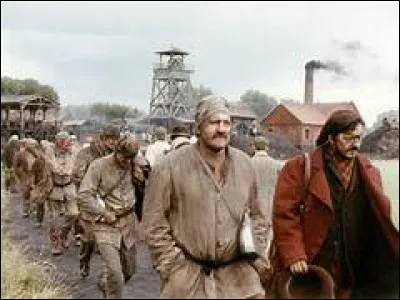 Quel est le nom de l'auteur de "Germinal", un roman qui aborde la vie des mineurs du Nord-Pas-de-Calais en 1885 ?