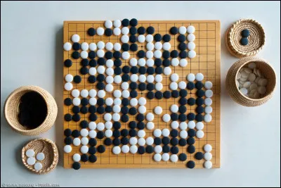 Quel nombre de pions, le jeu de Go comporte-t-il ?