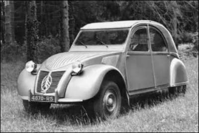 Quel nombre de chevaux réels le moteur de 375 cm3 de la 2cvA de 1949 possède-t-il ?