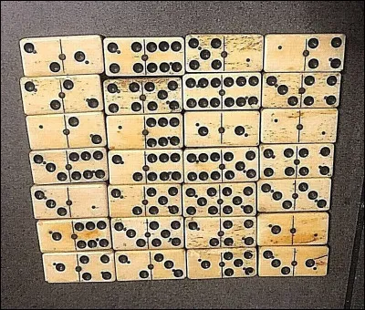 Quel nombre de pièces le jeu de dominos comporte-il ?