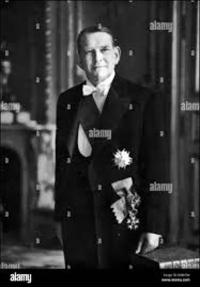 Km 116,3 : Subtray. C'est un lieu-dit de Mézières-en-Brenne, et dans les locaux de la mairie, en janvier 1947, furent maltraités et torturés quatorze jeunes adultes et adolescents lors de l'affaire Mis et Thiennot. Ceux-ci furent condamnés à 15 ans de travaux forcés et à 10 ans d'interdiction de séjour.
Quel Président leur a accordé la grâce présidentielle ?