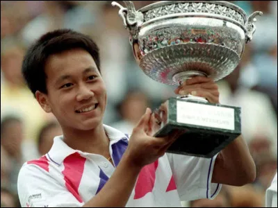A quel âge Michael Chang remporte-t-il le tournoi de Roland-Garros, en 1989 ?