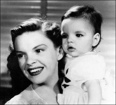 De qui l'actrice et chanteuse Liza Minnelli est-elle la fille ?