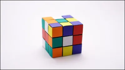 Quelles sont les couleurs des faces d'un Rubik's Cube classique ?