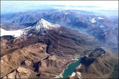 Quelle est cette montagne du nord du pays qui s'étend sur plus de 1000 km de longueur et domine Téhéran ?