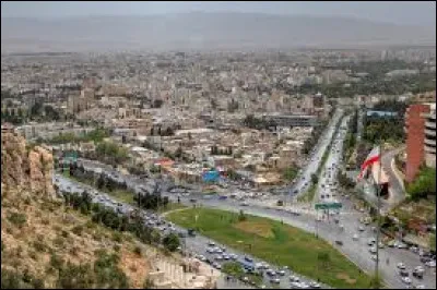 Quelle est cette ville peuplée de 1,7 millions d'habitants, capitale de la Perse à la fin du XVIIIe siècle, située dans le sud du pays ?