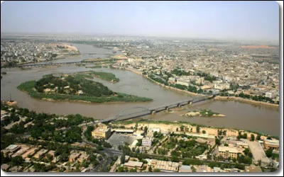 Quelle est cette ville de 1 million d'habitants, située dans le sud-ouest du pays dans la plaine de la rivière Karoun ?