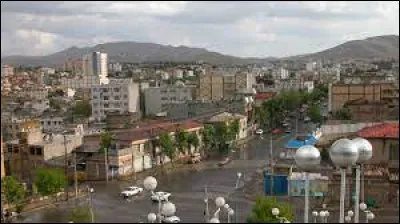 Quelle est cette ville de 900 000 habitants, située dans l'ouest du pays, ville historique fondée comme résidence des rois Sassanides ?