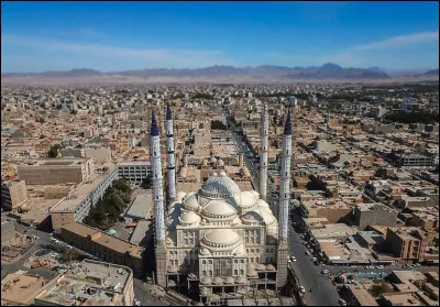 Quelle est cette ville de 580 000 habitants, située dans le sud-est du pays à la frontière pakistanaise, capitale de la province du Sistan-Baloutchistan ?