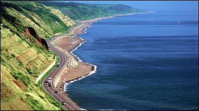 Quelle est cette étendue d'eau qui borde le pays au nord ?