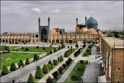 Quelle est cette ville, la troisième du pays avec 1,8 million d'habitants, ancienne capitale au grand patrimoine culturel et artistique ?