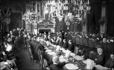 Que prépare la Conférence de la paix qui est inaugurée en janvier ?