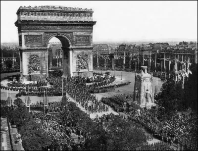 Quel jour a eu lieu ce qui fut appelé « le défilé de la Victoire » ?