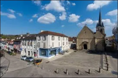 Quelle est cette petite ville de 8 000 habitants, située au sud de Versailles dans la vallée de la Bièvre, connue pour la manufacture de toiles crée par Oberkampf à la fin du XVIIIe siècle ?