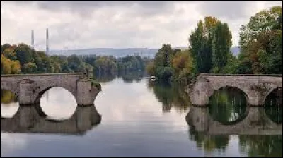 Quelle est cette ville de l'agglomération de Mantes qui possède cet ancien pont des Xe et XIIe siècles, reconstruit par Sully en 1613 ?