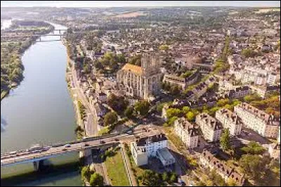 Quelle est cette ville de 44 000 habitants, sous-préfecture du département et traversée par la Seine ?